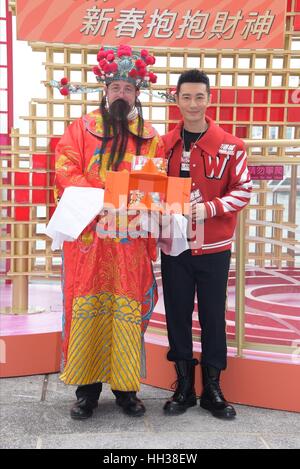 Hong Kong, China. 16. Januar 2017. Xiaoming Huang zeigte sich als der Löwe und zusammen mit den Kindern, mit kostümierten groß-köpfige Buddha in Hong Kong zu tanzen. Bildnachweis: TopPhoto/Alamy Live-Nachrichten Stockfoto