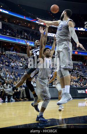 Washington, USA. 16. Januar 2017.  Providence Wache Kyron Cartwright (24) stellt einen schwierigen Schuss gegen Georgetown bewachen Jagan Mosely (4) und Georgetown Center Bradley Hayes(42) in der ersten Hälfte im Verizon Center in Washington. Mosely hieß ein Foulspiel an das Spiel. Bildnachweis: Chuck Myers/ZUMA Draht/Alamy Live-Nachrichten Stockfoto