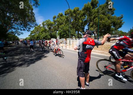 Lyndoch, South Australia, Australien. 17. Januar 2016. Zuletzt Wasser Stop am Lyndoch Ziel, 1 Etappe der Tour Down Under, Australien am 17. Januar 2017 Credit: Gary Francis/ZUMA Draht/Alamy Live News Stockfoto