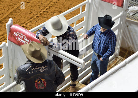 Ft. Worth, Texas, USA. 16. Januar 2017. Cowboys warten auf den Start des Cowboys Farbe Rodeo am ft. Wert Stock Show und Rodeo.  Bildnachweis: Hum Bilder/Alamy Live-Nachrichten Stockfoto