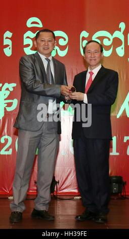 Phnom Penh, Kambodscha. 17. Januar 2017. Pung Kheav SE (R), Präsident der Canadia Bank und Entwickler von multi-Milliarden-Dollar-Diamanten-Inselstadt, erhält einen Stempel des Vereins Khmer-Chinesisch in Kambodscha in Phnom Penh, Kambodscha, 17. Januar 2017. Kambodschanischen mächtige Tycoon Pung Kheav Se, Wirtschaftsberater, Premierminister Samdech Techo Hun Sen, wurde formal der Präsident des Vereins Khmer-Chinesisch in Kambodscha am Dienstag. Bildnachweis: Sovannara/Xinhua/Alamy Live-Nachrichten Stockfoto