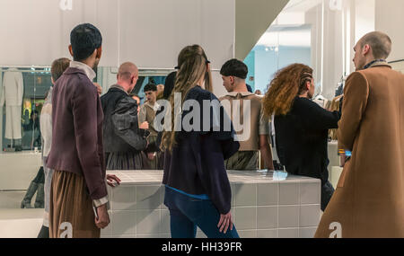 Berlin, Deutschland, 16. Januar 2017. Berlin begrüßt die 2017 Fashion Week. Mitte Geschäfte waren damit beschäftigt, heute und Modelle probten am STUDIO 183, wie sie für die Präsentation der New Yorker Designer Anissa Aida AW17 Kollektion "Afrika Through The Looking Glass" vorbereitet. Der jährlichen Fashion Week wird von Mercedes-Benz gesponsert und dies Jahreszeiten Shows und Präsentationen an die Collectors Room und einen kantigen neuen Veranstaltungsort, das Kaufhaus Jandorf gehostet werden. Eden Breitz/Alamy Live-Nachrichten. Stockfoto