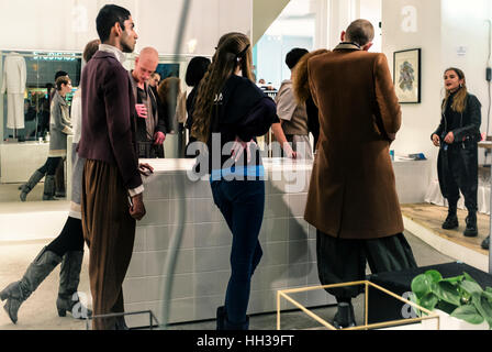 Berlin, Deutschland, 16. Januar 2017. Berlin begrüßt die 2017 Fashion Week. Mitte Geschäfte waren damit beschäftigt, heute und Modelle probten am STUDIO 183, wie sie für die Präsentation der New Yorker Designer Anissa Aida AW17 Kollektion "Afrika Through The Looking Glass" vorbereitet. Der jährlichen Fashion Week wird von Mercedes-Benz gesponsert und dies Jahreszeiten Shows und Präsentationen an die Collectors Room und einen kantigen neuen Veranstaltungsort, das Kaufhaus Jandorf gehostet werden. Eden Breitz/Alamy Live-Nachrichten. Stockfoto