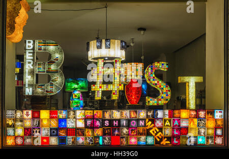 Berlin, Mitte, Deutschland, 16. Januar 2017. Berlin Light Store begrüßt Berlin Fashion Week mit bunten Lichtern Stockfoto