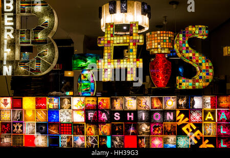 Berlin, Mitte, Deutschland, 16. Januar 2017. Berlin Light Store begrüßt Berlin Fashion Week mit bunten Lichtern Stockfoto