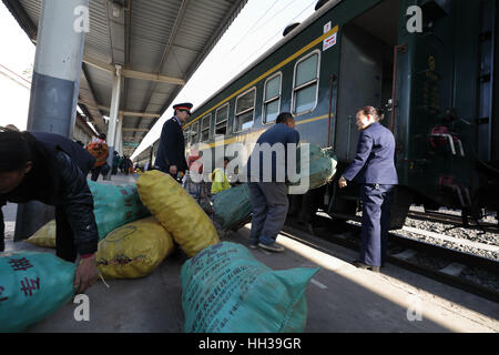 (170117) - CHENGDU, 17. Januar 2017 (Xinhua)--Passagiere Laden für den täglichen Bedarf auf dem 5633 grüne Zug auf dem Sichuan-Teil des Südwest-China Chengdu-Kunming Railway an Wiederverwertung Station, 16. Januar 2017. Da moderne Hochgeschwindigkeitszüge vorbei neue Stationen in ganz China gedreht, durchläuft ein langsamen grüner Zug noch Teilbereichen Armut Daljan Berge, wo die Menschen von Yi ethnische Gruppe hauptsächlich Leben. Altmodische Zug begann 1970 mit keine Klimaanlage und Speisewagen. Jetzt ist es noch eine preiswerte und Convinient Weise für die lokale Bevölkerung zu reisen. (Xinhua/Jiang Hongji Stockfoto