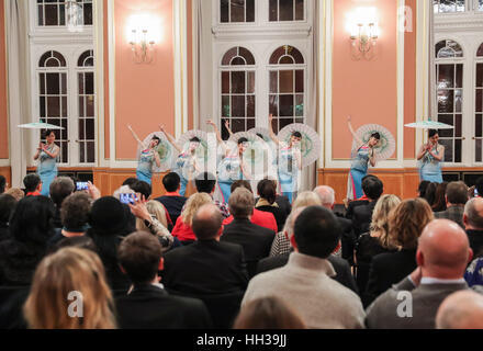 Berlin, Deutschland. 16. Januar 2017. Tänzer während der "Happy Chinese New Year" 2017, die von chinesischen Kultur Zentrum Berlin, im Roten Rathaus in Berlin, Hauptstadt der Bundesrepublik Deutschland, am 16. Januar 2017 gehalten wird. Bildnachweis: Shan Yuqi/Xinhua/Alamy Live-Nachrichten Stockfoto