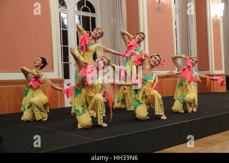 Berlin, Deutschland. 16. Januar 2017. Tänzer während der "Happy Chinese New Year" 2017, die von chinesischen Kultur Zentrum Berlin, im Roten Rathaus in Berlin, Hauptstadt der Bundesrepublik Deutschland, am 16. Januar 2017 gehalten wird. Bildnachweis: Shan Yuqi/Xinhua/Alamy Live-Nachrichten Stockfoto