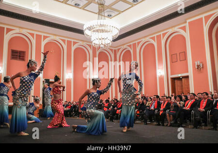 Berlin, Deutschland. 16. Januar 2017. Tänzer während der "Happy Chinese New Year" 2017, die von chinesischen Kultur Zentrum Berlin, im Roten Rathaus in Berlin, Hauptstadt der Bundesrepublik Deutschland, am 16. Januar 2017 gehalten wird. Bildnachweis: Shan Yuqi/Xinhua/Alamy Live-Nachrichten Stockfoto