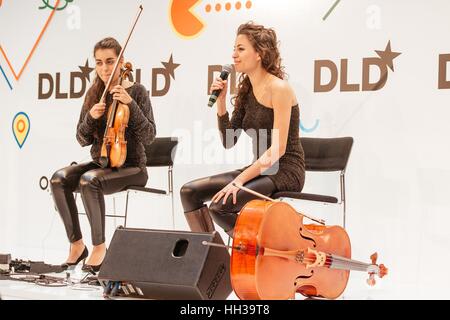 München, Deutschland. 16. Januar 2017. Musiker-Laura (l.) und Sarah Ayoub (The Ayoub Sisters) Perfom auf der Bühne während der DLD17 (Digital-Life-Design) Konferenz in das Alte Bayerische Staatsbank am 16. Januar 2017 in München. DLD ist Europas große Konferenz von Innovation, Digitalisierung, Wissenschaft und Kultur, die Wirtschaft, kreativen und sozialen Führer, Meinungsbildnern und Einflussfaktoren für Crossover Unterhaltung und Inspiration verbindet. (Foto: picture-Alliance/Jan Haas) | weltweite Nutzung/Dpa/Alamy Live-Nachrichten Stockfoto