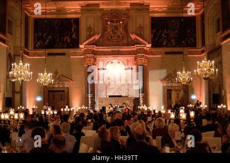 München, Deutschland. 15. Januar 2017. München/Deutschland - Januar 15: Musiker Laura und Sarah Ayoub (The Ayoub Sisters) führen Sie beim Abendessen die Vorsitzenden von der DLD17 (Digital-Life-Design) Konferenz in Münchner Residenz am 15. Januar 2017 in München. DLD ist Europas große Innovationskonferenz über Digital-Life-Design. (Foto: picture-Alliance/Robert Schlesinger) | weltweite Nutzung/Dpa/Alamy Live-Nachrichten Stockfoto