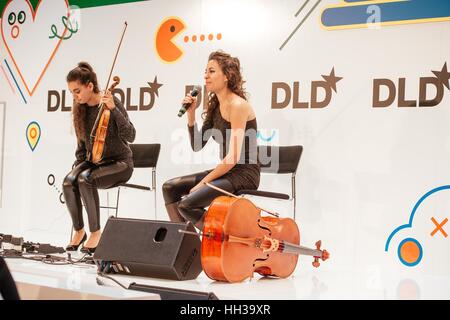 München, Deutschland. 16. Januar 2017. Musiker-Laura (l.) und Sarah Ayoub (The Ayoub Sisters) Perfom auf der Bühne während der DLD17 (Digital-Life-Design) Konferenz in das Alte Bayerische Staatsbank am 16. Januar 2017 in München. DLD ist Europas große Konferenz von Innovation, Digitalisierung, Wissenschaft und Kultur, die Wirtschaft, kreativen und sozialen Führer, Meinungsbildnern und Einflussfaktoren für Crossover Unterhaltung und Inspiration verbindet. (Foto: picture-Alliance/Jan Haas) | weltweite Nutzung/Dpa/Alamy Live-Nachrichten Stockfoto