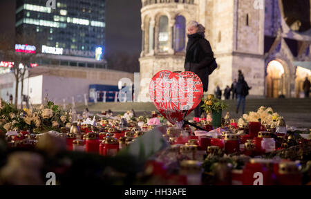 Berlin, Deutschland. 16. Januar 2017. Eine Frau steht vor der Gedaechtniskirche-Gedächtniskirche in Berlin, Deutschland, 16. Januar 2017. Vier Wochen nach dem Attentat wurde ein Gebet für den Frieden in der Kirche abgehalten. Foto: Kay Nietfeld/Dpa/Alamy Live News Stockfoto