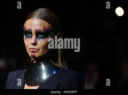 Berlin, Deutschland. 16. Januar 2017. Ein Model auf dem Laufsteg während der Make-up Maybelline NewYork zeigen heiße Trends Xhibition, Teil der Berlin Fashion Week in Berlin, Deutschland, 16. Januar 2017. Foto: Jens Kalaene/Dpa-Zentralbild/Dpa/Alamy Live News Stockfoto