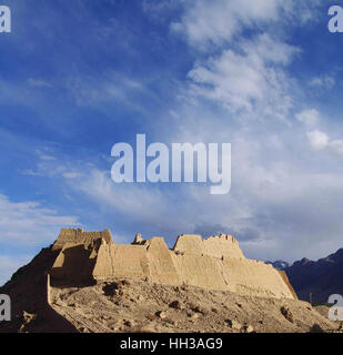 Kashgar, Kashgar, China. 17. Januar 2017. Kashgar, CHINA-Januar 17 2017: (nur zur redaktionellen Verwendung. CHINA HERAUS). Die "steinerne Stadt" ist eine berühmte Ruinen der antiken Stadt an der Seidenstraße im Nordwesten Chinas Xinjiang Uygur Autonome Region, 2017. Die steinerne Stadt, befindet sich im Taxkorgan in Kashgar, ist eine 2000 Jahre alte Festung. Die Geschichte der Stadt Stein reicht zurück bis zum Anfang der Han-Dynastie (206 v. Chr. - 220 n. Chr.) vor 2000 Jahren. Die steinerne Stadt damals war die neue Hauptstadt des Königreiches Puli gehörte zu den 36 Königreiche in der westlichen Region. Bildnachweis: SIPA Asien/ZUMA Draht/Alamy Live-Nachrichten Stockfoto