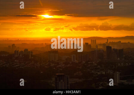 Idyllische Aussicht auf Kuala Lumpur Stadtbild bei Sonnenuntergang, Malaysia Stockfoto