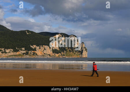 Mann am Strand entlang des Dorfes von Laredo in der Provinz Kantabrien, Spanien, Europa. Stockfoto