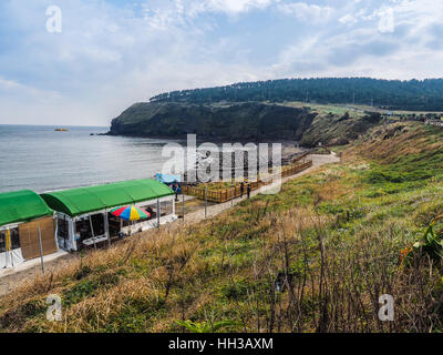 Der Tourist besucht Seongaksan Küste, die berühmte Küstenstraße mit atemberaubenden Panoramablick auf Jeju island Stockfoto