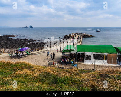 Der Tourist besucht Seongaksan Küste, die berühmte Küstenstraße mit atemberaubenden Panoramablick auf Jeju island Stockfoto