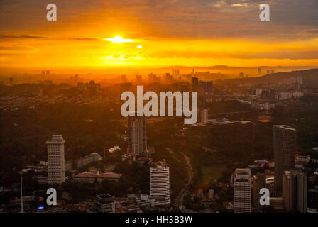 Idyllische Aussicht auf Kuala Lumpur Stadtbild bei Sonnenuntergang, Malaysia Stockfoto