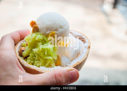 Halten köstliche Kokos-Eis in der hand, Nahaufnahme Stockfoto