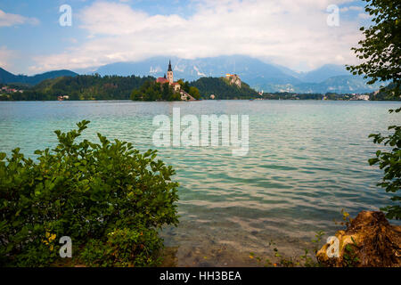 Schöne Aussicht auf See Bled gegen Berge in Wolken Stockfoto