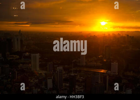 Idyllische Aussicht auf Kuala Lumpur Stadtbild bei Sonnenuntergang, Malaysia Stockfoto