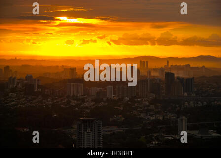 Idyllische Aussicht auf Kuala Lumpur Stadtbild bei Sonnenuntergang, Malaysia Stockfoto