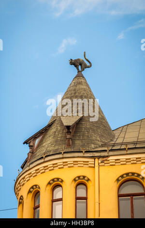 Blick auf Katzenhaus gegen blauen Himmel in Riga, Lettland Stockfoto