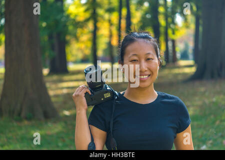 Asiatische weibliche Fotografin slr-Kamera. Stockfoto