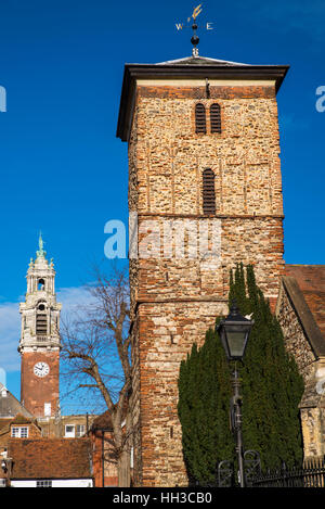 Ein Blick auf den alten sächsischen Turm der Kirche der Heiligen Dreifaltigkeit mit dem viktorianischen Turm des Rathauses von Colchester im Hintergrund. Stockfoto