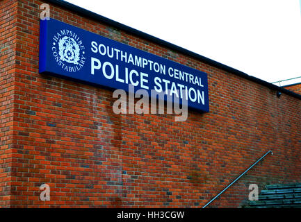 Schild vor der Southampton Central Police Station, Southampton, England, Großbritannien Stockfoto