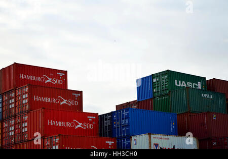 Gestapelten Containern in einem port.in Southampton Stockfoto