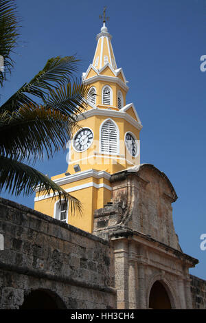 Cartagenas berühmtesten Wahrzeichen, der Torre del Reloj oder Uhrturm, war einst der Hauptzugang zu den Stadtmauern, Kolumbien, Südamerika. Stockfoto