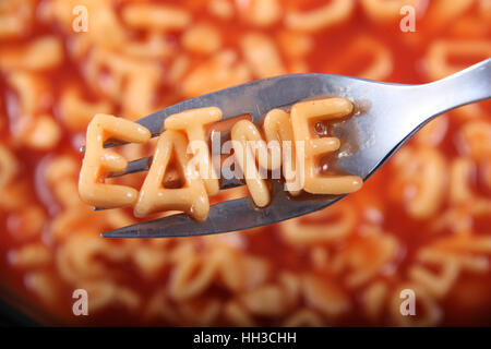 Spaghetti-Brief, die Schreibweise des Wortes "Eat Me" mit den Buchstaben auf einer Gabel aufgehalten. Stockfoto