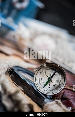 Columbus Day, Weltkarte mit Kompass Stockfoto