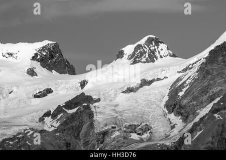 Landschaft des Monte-Rosa-Gruppe Gipfeln. Roccia Nera (Black Rock) und Polluce. Schwarz / weiß Bild. Aostatal, Italien Stockfoto