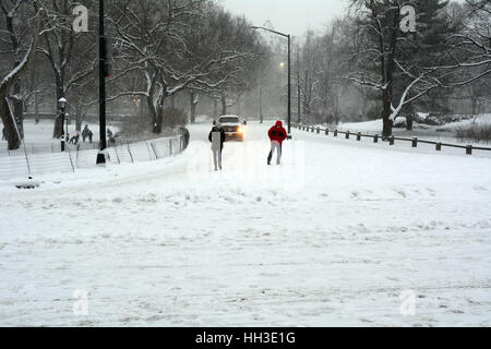 Schneebedeckte Straße im Central Park nach einem Wintersturm Stockfoto