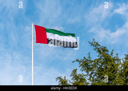 Nationalflagge von den Vereinigten Arabischen Emiraten vor blauem Himmel Stockfoto