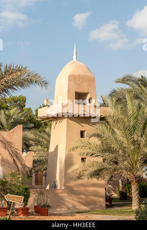 Alten Wüste Moschee, Abu Dhabi.  Kleine Moschee in einem einsamen Dorf in einem Golf-Land Stockfoto