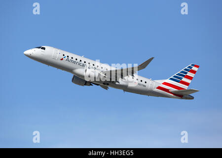 Los Angeles, USA - 22. Februar 2016: Ein amerikanischer Eagle Embraer 175LR mit der Registrierung N217NN nimmt vom Los Angeles International Airport (L Stockfoto