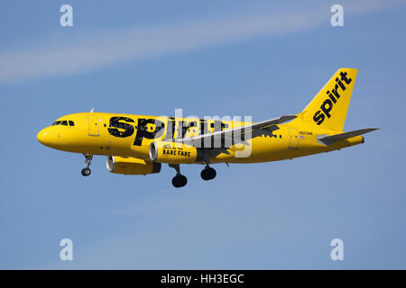 Los Angeles, Vereinigte Staaten von Amerika - 19. Februar 2016: A Spirit Airlines Airbus A319 mit der Registrierung N503NK landet auf dem Los Angeles International Flughafen Stockfoto