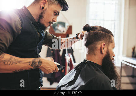 Stilvolle Friseur Haare schneiden des Clients beim Friseur. Bart-Mann immer Haarschnitt im Salon. Stockfoto