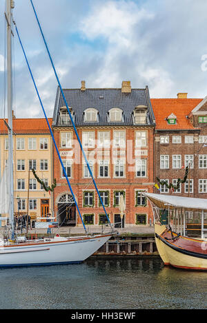 Nyhavn Viertel ist eines der berühmtesten Wahrzeichen in Kopenhagen und immer voll mit Touristen. Stockfoto