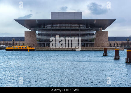 Blick über den Fluss von Kopenhagen Opernhaus in Dänemark Stockfoto