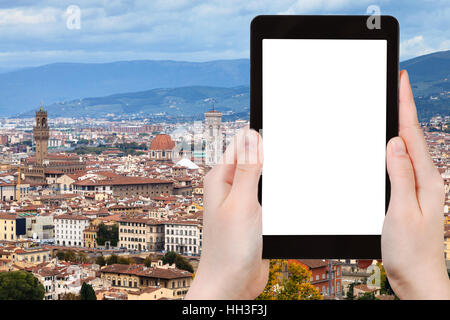 Reisen Sie Konzept - Tourist-Fotografien, die mit leeren Platz für Werbung in Italien Florenz Stadtbild auf Tablet mit Ausschneiden Stockfoto