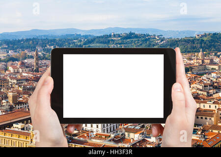 Reisen Sie Konzept - Tourist-Fotografien, die mit leeren Platz für Werbung in Italien Florenz Stadt auf Tablet mit Ausschneiden Stockfoto