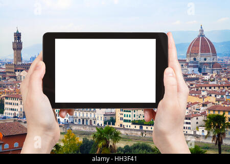 Reisen Sie Konzept - Tourist-Fotografien, die mit leeren Platz für Werbung in Italien Florenz Abend Skyline auf Tablet mit Ausschneiden Stockfoto