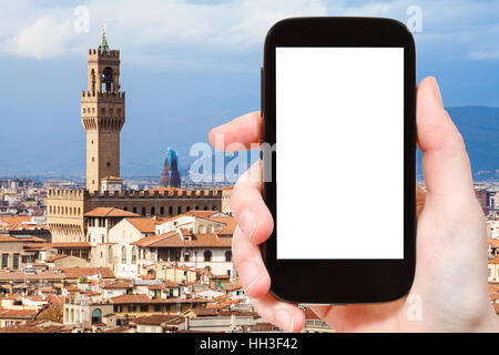 Reisen Sie Konzept - Tourist-Fotografien, die mit leeren Platz für Werbung in Italien Florenz Stadt mit Palazzo Vecchio an Smartphone mit Ausschneiden Stockfoto