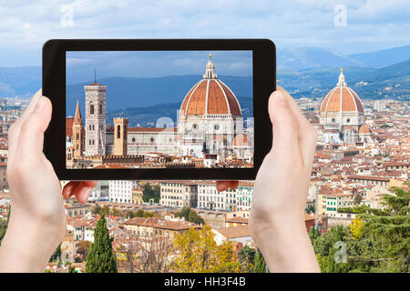 Konzept - Reisen Touristen fotografiert Basilika Dom Santa Maria del Fiore in Florenz Stadt auf Tablet in Italien Stockfoto